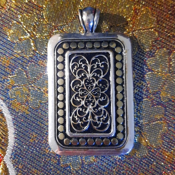 Single Pendent - Picture 2 of 3